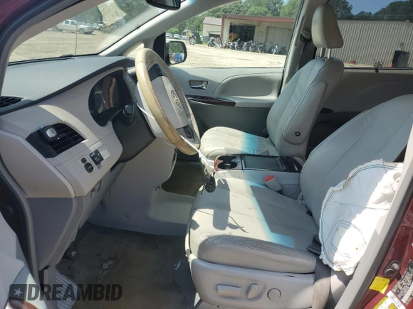 2012 Toyota Sienna XLE AAS z VIN 5TDYK3DC9CS243892, wystawiony jako Copart lot #61198555 z przebiegiem 129 061 mil mil oraz Nie do naprawy • Non repairable. Historia ofert i sprzedaży dostępna na DreamBid. Obrazek 7.