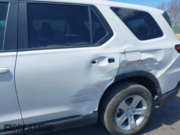 2023 Honda Pilot LX with VIN 5FNYG2H29PB007041, listed as a IAAI auction lot 41887999 with 8,107 mi miles. Bid and sale history available at carsss.com. Image 17.