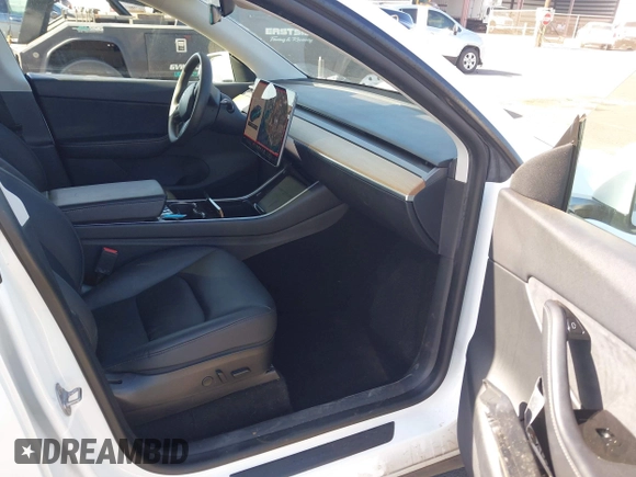 2020 Tesla Model Y Long Range z VIN 5YJYGDEE3LF043800, wystawiony jako IAAI lot #41590220 z przebiegiem 62 341 mil mil oraz . Historia ofert i sprzedaży dostępna na DreamBid. Obrazek 5.