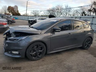 2015 Ford Focus ST with VIN 1FADP3L90FL382472, listed as a Copart auction lot 82458244 with 83,843 mi miles and Salvage Title. Bid and sale history available at carsss.com. Image 1.