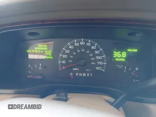 2000 Lincoln Town Car Signature z VIN 1LNHM82W1YY869805, wystawiony jako IAAI lot #42051938 z przebiegiem 125 940 mil mil oraz . Historia ofert i sprzedaży dostępna na DreamBid. Obrazek 7.