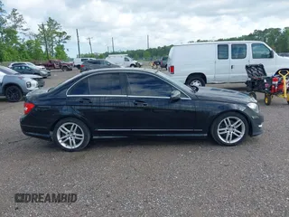 2014 Mercedes-Benz C 250 Sport z VIN WDDGF4HB0EA957858, wystawiony jako IAAI lot #42253090 z przebiegiem 192 097 mil mil oraz . Historia ofert i sprzedaży dostępna na DreamBid. Obrazek 13.