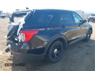 2023 Ford Police Interceptor z VIN 1FM5K8AC8PGB59787, wystawiony jako IAAI lot #42607731 z przebiegiem 23 205 mil mil oraz . Historia ofert i sprzedaży dostępna na DreamBid. Obrazek 4.