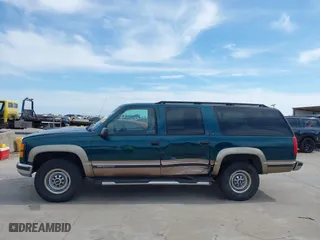 1998 GMC Suburban with VIN 1GKGK26J4WJ734958, listed as a IAAI auction lot 41878070 with 131,528 mi miles. Bid and sale history available at carsss.com. Image 14.