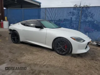 2023 Nissan Z Performance z VIN JN1BZ4BH3PM310951, wystawiony jako Copart lot #79760904 z przebiegiem 9 210 mil mil oraz Nie do naprawy • Non repairable. Historia ofert i sprzedaży dostępna na DreamBid. Obrazek 4.