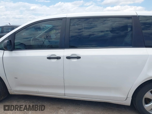 2013 Toyota Sienna L z VIN 5TDZK3DC2DS292129, wystawiony jako IAAI lot #42435143 z przebiegiem 170 767 mil mil oraz . Historia ofert i sprzedaży dostępna na DreamBid. Obrazek 14.