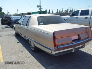 1995 Cadillac Fleetwood z VIN 1G6DW52P2SR713135, wystawiony jako IAAI lot #42352917 z przebiegiem 72 919 mil mil oraz . Historia ofert i sprzedaży dostępna na DreamBid. Obrazek 3.