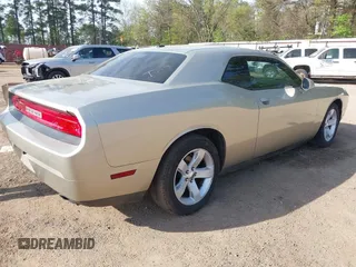 2013 Dodge Challenger SXT z VIN 2C3CDYAG7DH679444, wystawiony jako IAAI lot #41855484 z przebiegiem 158 741 mil mil oraz . Historia ofert i sprzedaży dostępna na DreamBid. Obrazek 4.