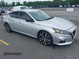 2020 Nissan Altima SR z VIN 1N4BL4CVXLC130195, wystawiony jako IAAI lot #42504838 z przebiegiem 104 389 mil mil oraz . Historia ofert i sprzedaży dostępna na DreamBid. Obrazek 1.