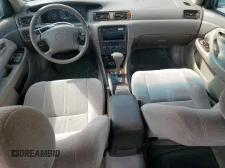 1997 Toyota Camry LE z VIN 4T1BG22KXVU163880, wystawiony jako Copart lot #56741295 z przebiegiem 132 863 mil mil oraz Szkody całkowita. Historia ofert i sprzedaży dostępna na DreamBid. Obrazek 8.