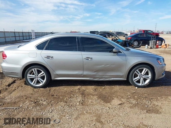 2014 Volkswagen Passat SEL Premium z VIN 1VWCN7A33EC013425, wystawiony jako IAAI lot #41381958 z przebiegiem 104 692 mil mil oraz . Historia ofert i sprzedaży dostępna na DreamBid. Obrazek 13.