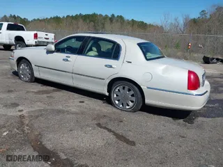 2005 Lincoln Town Car Signature Limited with VIN 1LNHM82W65Y608259, listed as a IAAI auction lot 41761582 with 105,036 mi miles. Bid and sale history available at carsss.com. Image 3.