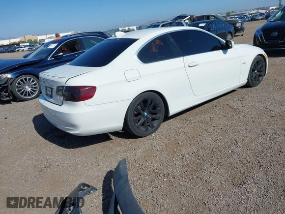 2011 BMW 3 Series 328i z VIN WBAKE3C55BE557511, wystawiony jako IAAI lot #42276665 z przebiegiem Nie podano mil oraz . Historia ofert i sprzedaży dostępna na DreamBid. Obrazek 4.