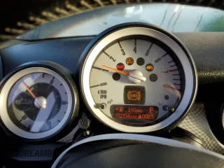 2010 MINI Convertible S с VIN WMWMS3C55ATY09477, выставлен на аукционе Copart как лот 78481974 с пробегом 102 954 миль миль и Списание • Salvage title. История ставок и продаж доступна на DreamBid. Изображение 9.