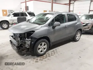2020 Chevrolet Trax LS z VIN 3GNCJNSB8LL183510, wystawiony jako IAAI lot #42198485 z przebiegiem 115 502 mil mil oraz . Historia ofert i sprzedaży dostępna na DreamBid. Obrazek 2.