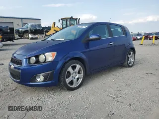 2014 Chevrolet Sonic LTZ z VIN 1G1JE6SB4E4178266, wystawiony jako Copart lot #57064715 z przebiegiem 182 850 mil mil oraz Czysty tytuł • Clean title. Historia ofert i sprzedaży dostępna na DreamBid. Obrazek 1.