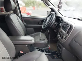 2004 Ford Escape XLT with VIN 1FMYU93114KB05975, listed as a IAAI auction lot 41929538 with 161,461 mi miles. Bid and sale history available at carsss.com. Image 5.