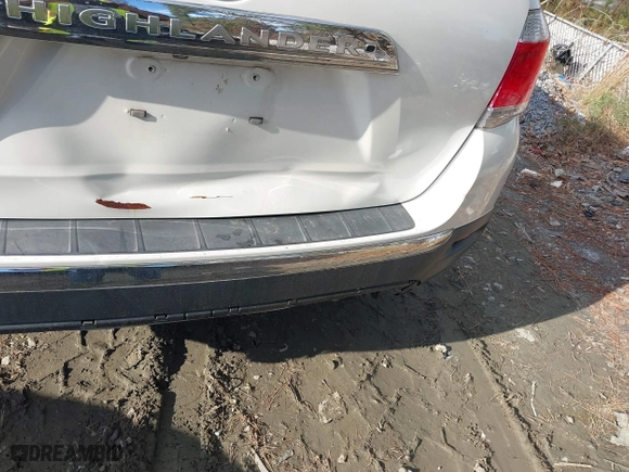 2013 Toyota Highlander with VIN 5TDZK3EH6DS127887, listed as a IAAI auction lot 40918744 with 200,755 mi miles. Bid and sale history available at carsss.com. Image 19.