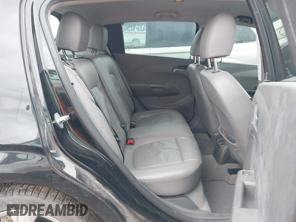 2012 Chevrolet Sonic LTZ z VIN 1G1JE6SH3C4197084, wystawiony jako IAAI lot #41308835 z przebiegiem 128 089 mil mil oraz . Historia ofert i sprzedaży dostępna na DreamBid. Obrazek 8.