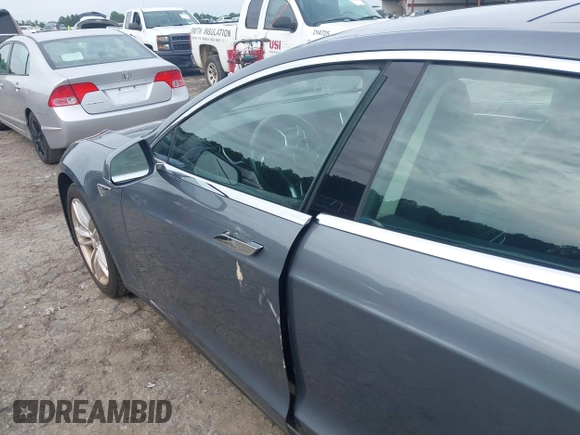 2013 Tesla Model S с VIN 5YJSA1CN4DFP26552, выставлен на аукционе IAAI как лот 42370183 с пробегом Не указан миль и . История ставок и продаж доступна на DreamBid. Изображение 6.