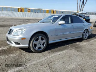 2005 Mercedes-Benz S 500 z VIN WDBNG75J95A447356, wystawiony jako Copart lot #57365425 z przebiegiem 75 274 mil mil oraz Szkoda całkowita • Salvage title. Historia ofert i sprzedaży dostępna na DreamBid. Obrazek 1.