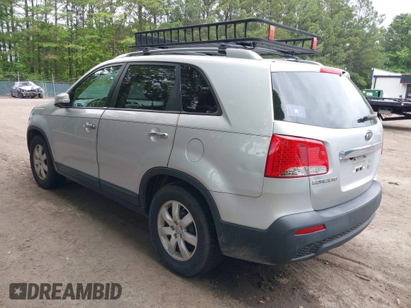 2013 Kia Sorento LX z VIN 5XYKT3A60DG338695, wystawiony jako IAAI lot #42252721 z przebiegiem 200 000 mil mil oraz . Historia ofert i sprzedaży dostępna na DreamBid. Obrazek 3.