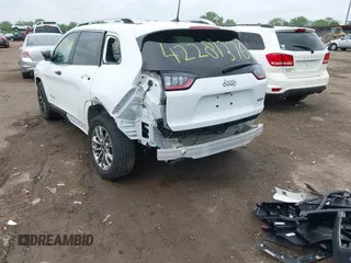 2019 Jeep Cherokee Latitude Plus z VIN 1C4PJLLX8KD160404, wystawiony jako IAAI lot #42281376 z przebiegiem 20 566 mil mil oraz . Historia ofert i sprzedaży dostępna na DreamBid. Obrazek 6.