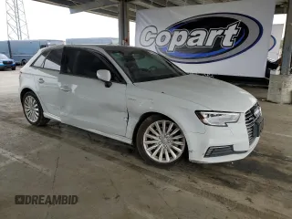 2017 Audi A3 e-tron Sportback Premium z VIN WAUUPBFF6HA107710, wystawiony jako Copart lot #52522265 z przebiegiem 104 705 mil mil oraz Szkoda całkowita • Salvage title. Historia ofert i sprzedaży dostępna na DreamBid. Obrazek 4.