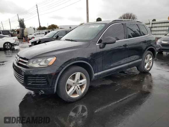 2014 Volkswagen Touareg Lux z VIN WVGEF9BP8ED011360, wystawiony jako Copart lot #51774435 z przebiegiem 101 215 mil mil oraz Szkody całkowita. Historia ofert i sprzedaży dostępna na DreamBid. Obrazek 1.