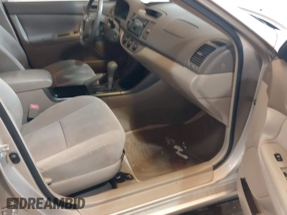 2004 Toyota Camry LE z VIN 4T1BE32K84U896326, wystawiony jako IAAI lot #42409807 z przebiegiem 163 984 mil mil oraz . Historia ofert i sprzedaży dostępna na DreamBid. Obrazek 5.