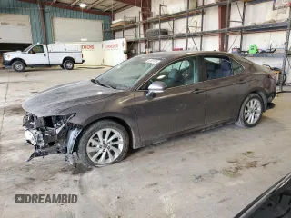 2024 Toyota Camry LE z VIN 4T1R11AK2RU193084, wystawiony jako Copart lot #52407475 z przebiegiem 13 448 mil mil oraz Szkody całkowita. Historia ofert i sprzedaży dostępna na DreamBid. Obrazek 1.