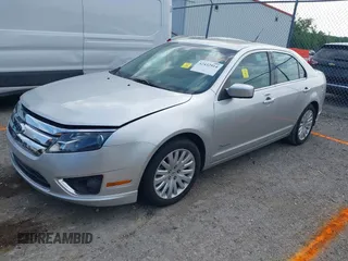 2011 Ford Fusion Hybrid z VIN 3FADP0L34BR208880, wystawiony jako IAAI lot #42432914 z przebiegiem 75 621 mil mil oraz . Historia ofert i sprzedaży dostępna na DreamBid. Obrazek 2.