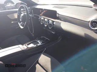 2025 Mercedes-Benz CLA 250 z VIN W1K5J4GBXSN481534, wystawiony jako IAAI lot #42254760 z przebiegiem 7 738 mil mil oraz . Historia ofert i sprzedaży dostępna na DreamBid. Obrazek 5.
