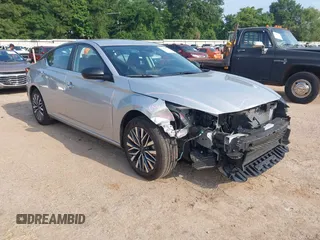 2025 Nissan Altima SV z VIN 1N4BL4DV6SN378171, wystawiony jako IAAI lot #42408449 z przebiegiem 5 405 mil mil oraz . Historia ofert i sprzedaży dostępna na DreamBid. Obrazek 1.