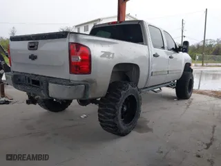 2010 Chevrolet Silverado 1500 LT with VIN 3GCRKSE30AG290298, listed as a IAAI auction lot 41657081 with 175,686 mi miles. Bid and sale history available at carsss.com. Image 4.
