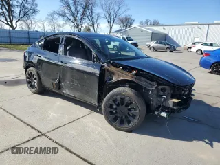 2025 Tesla Model Y Long Range with VIN 7SAYGDEDXSF239628, listed as a Copart auction lot 45468295 with 6,068 mi miles and Salvage Title. Bid and sale history available at DreamBid. Image 4.