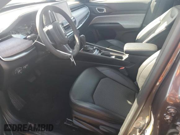 2024 Jeep Compass Latitude z VIN 3C4NJDBN3RT120345, wystawiony jako Copart lot #45423375 z przebiegiem 985 mil mil oraz Czysty tytuł • Clean title. Historia ofert i sprzedaży dostępna na DreamBid. Obrazek 7.