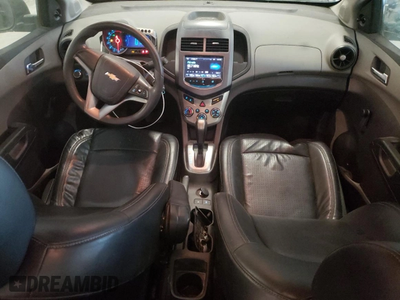 2013 Chevrolet Sonic LS z VIN 1G1JA5SH4D4160231, wystawiony jako Copart lot #56076225 z przebiegiem 128 622 mil mil oraz Czysty tytuł • Clean title. Historia ofert i sprzedaży dostępna na DreamBid. Obrazek 8.