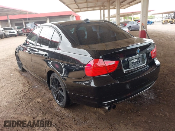 2011 BMW 3 Series 328i z VIN WBAPH7C54BA801967, wystawiony jako IAAI lot #42036369 z przebiegiem 110 830 mil mil oraz . Historia ofert i sprzedaży dostępna na DreamBid. Obrazek 3.