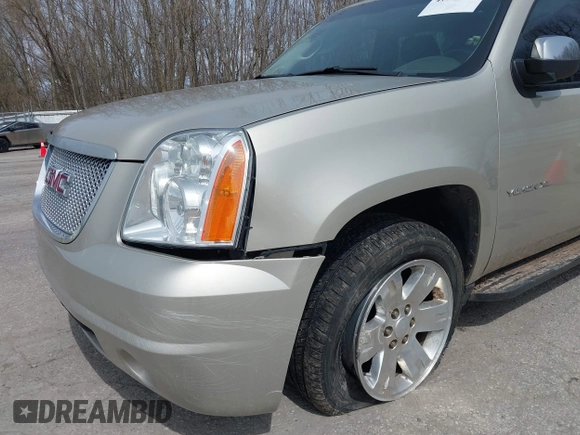 2014 GMC Yukon XL SLT with VIN 1GKS2KE71ER110308, listed as a IAAI auction lot 41940610 with 202,071 mi miles. Bid and sale history available at carsss.com. Image 6.