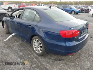 2014 Volkswagen Jetta SE z VIN 3VWD17AJ8EM326015, wystawiony jako IAAI lot #42027359 z przebiegiem 75 436 mil mil oraz . Historia ofert i sprzedaży dostępna na DreamBid. Obrazek 3.