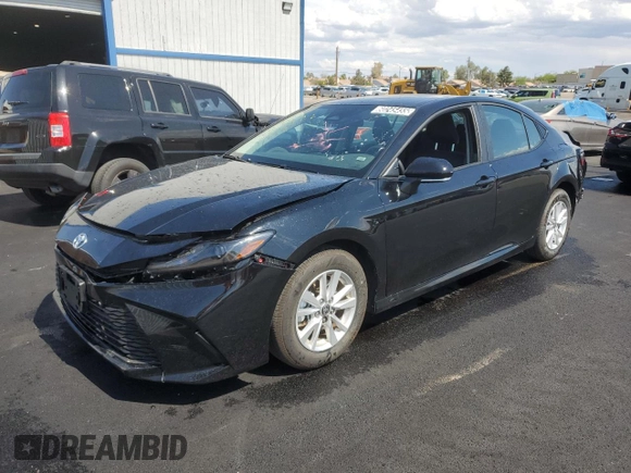 2025 Toyota Camry LE z VIN 4T1DAACK1SU566211, wystawiony jako Copart lot #60245455 z przebiegiem 9 223 mil mil oraz Czysty tytuł • Clean title. Historia ofert i sprzedaży dostępna na DreamBid. Obrazek 1.