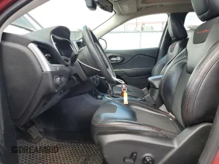2017 Jeep Cherokee Trailhawk z VIN 1C4PJMBSXHW557783, wystawiony jako Copart lot #53978135 z przebiegiem 103 554 mil mil oraz Szkoda całkowita • Salvage title. Historia ofert i sprzedaży dostępna na DreamBid. Obrazek 7.