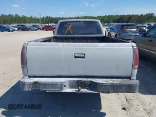 1988 Chevrolet Silverado 2500 z VIN 1GCFC24H4JZ186099, wystawiony jako IAAI lot #42067699 z przebiegiem 174 023 mil mil oraz . Historia ofert i sprzedaży dostępna na DreamBid. Obrazek 16.