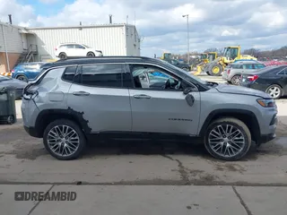 2022 Jeep Compass Limited z VIN 3C4NJDCB8NT115480, wystawiony jako IAAI lot #41677377 z przebiegiem 66 451 mil mil oraz . Historia ofert i sprzedaży dostępna na DreamBid. Obrazek 14.
