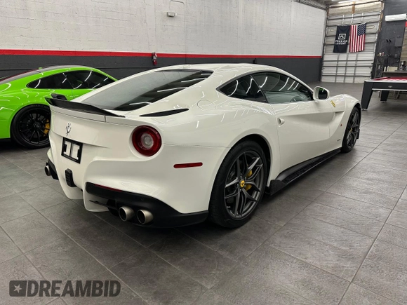 2016 Ferrari F12 z VIN ZFF74UFA2G0214140, wystawiony jako Copart lot #81488384 z przebiegiem 11 434 mil mil oraz Czysty tytuł • Clean title. Historia ofert i sprzedaży dostępna na DreamBid. Obrazek 4.
