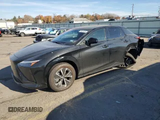 2024 Lexus RZ 300e Premium z VIN JTJABABBXRA001776, wystawiony jako Copart lot #76914814 z przebiegiem 1391 mil mil oraz Szkody całkowita. Historia ofert i sprzedaży dostępna na DreamBid. Obrazek 1.
