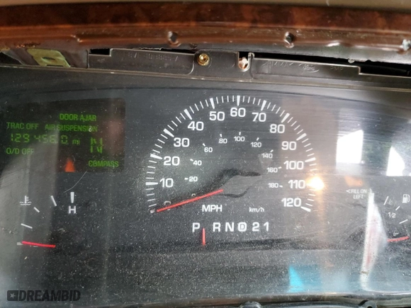 2001 Lincoln Town Car Executive with VIN 1LNHM81W81Y700002, listed as a Copart auction lot 47018365 with 129,456 mi miles and Salvage Title. Bid and sale history available at carsss.com. Image 9.