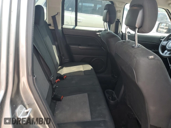 2014 Jeep Patriot Altitude z VIN 1C4NJPBA1ED523741, wystawiony jako Copart lot #59287135 z przebiegiem 194 757 mil mil oraz Szkoda całkowita • Salvage title. Historia ofert i sprzedaży dostępna na DreamBid. Obrazek 11.