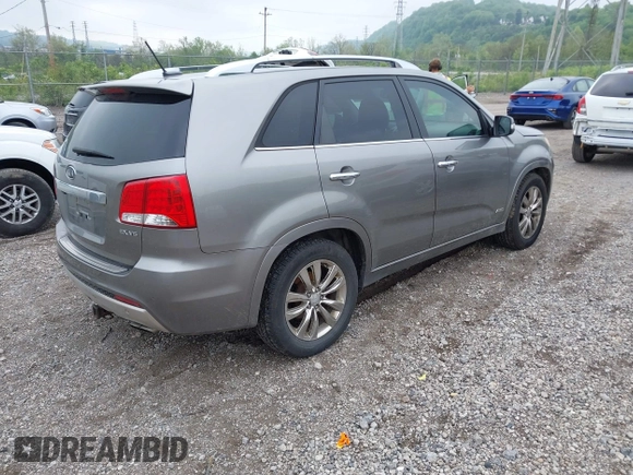 2012 Kia Sorento SX z VIN 5XYKWDA22CG196956, wystawiony jako IAAI lot #42212491 z przebiegiem 190 732 mil mil oraz . Historia ofert i sprzedaży dostępna na DreamBid. Obrazek 4.